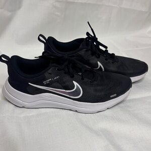 Nike Youth Size 7Y Downshifter 12 Running Shoes DM4194-003 Black White EUC